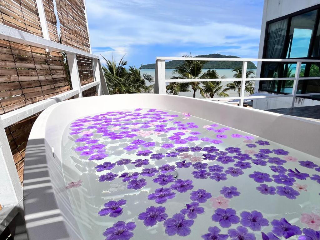 Hot tub at Ocean Houses in Rawai Beach